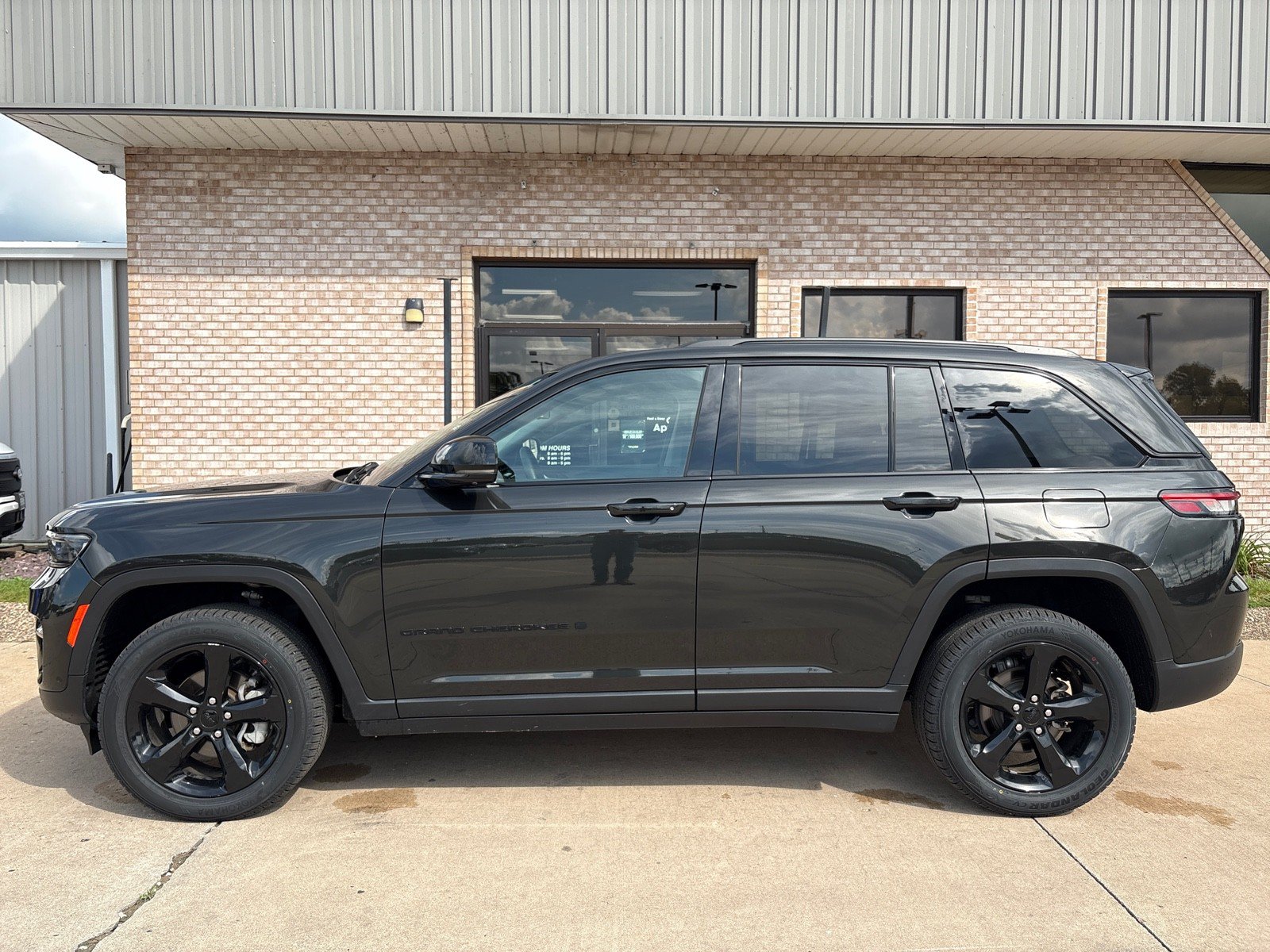 Used 2023 Jeep Grand Cherokee Limited w/ Luxury Tech Group II AWD/4WD image 2