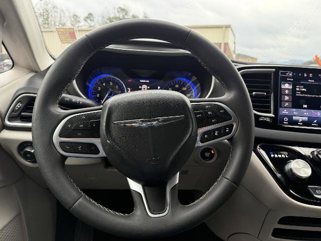 Used 2024 Chrysler Pacifica Touring-L image 7