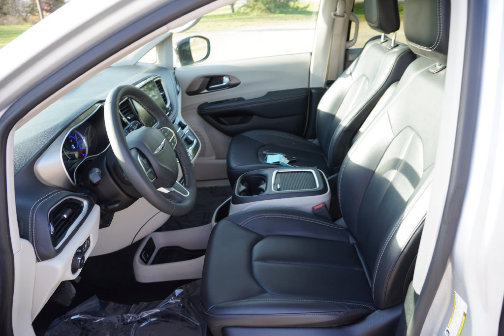 Used 2024 Chrysler Pacifica Limited FWD image 16