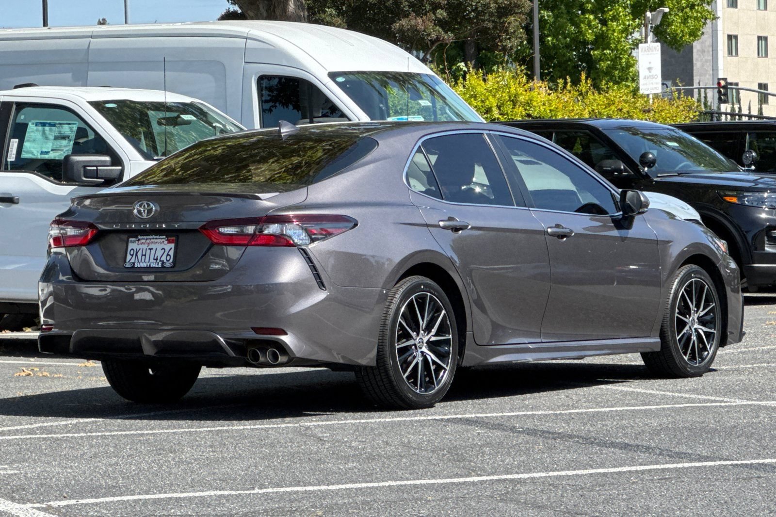 Used 2022 Toyota Camry SE FWD image 4
