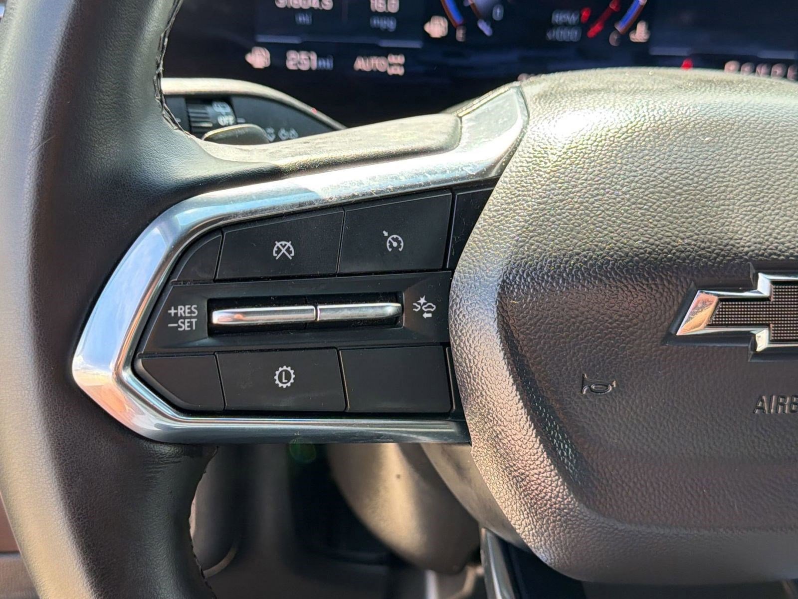 Used 2025 Chevrolet Suburban Z71 image 17