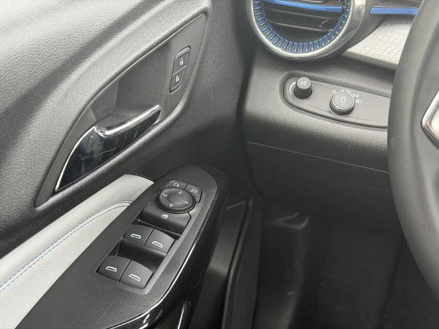 Used 2025 Chevrolet Trax LT w/ LT Convenience Package image 19