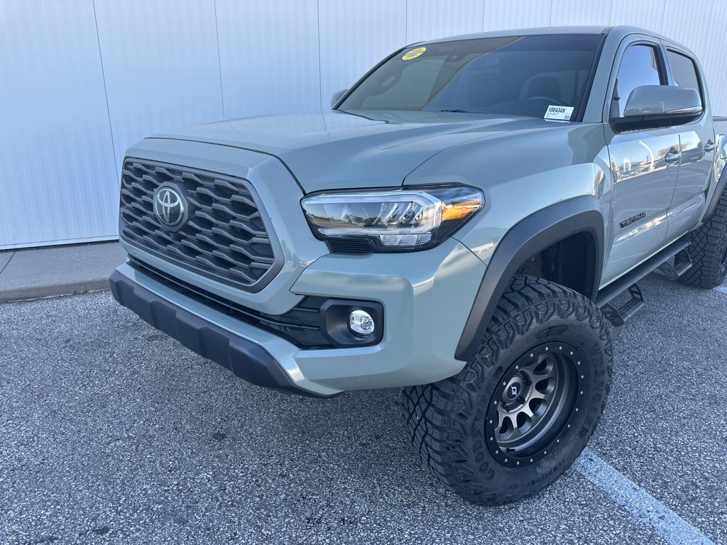 Used 2022 Toyota Tacoma TRD Off-Road w/ TRD Premium Off Road Package AWD/4WD image 2