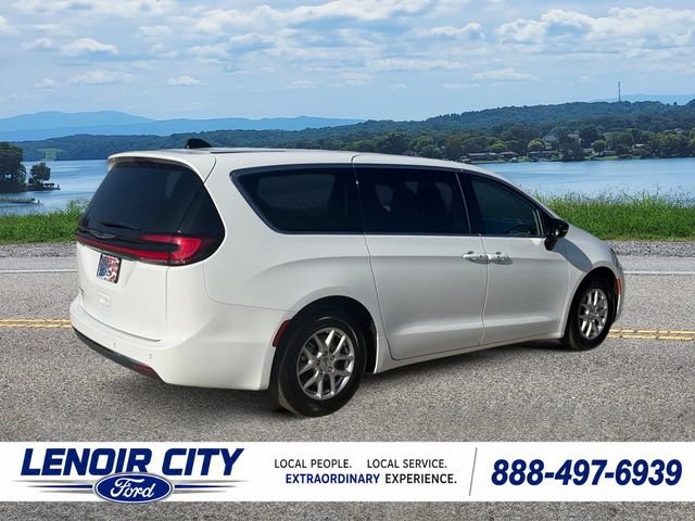Used 2024 Chrysler Pacifica Touring-L FWD image 3