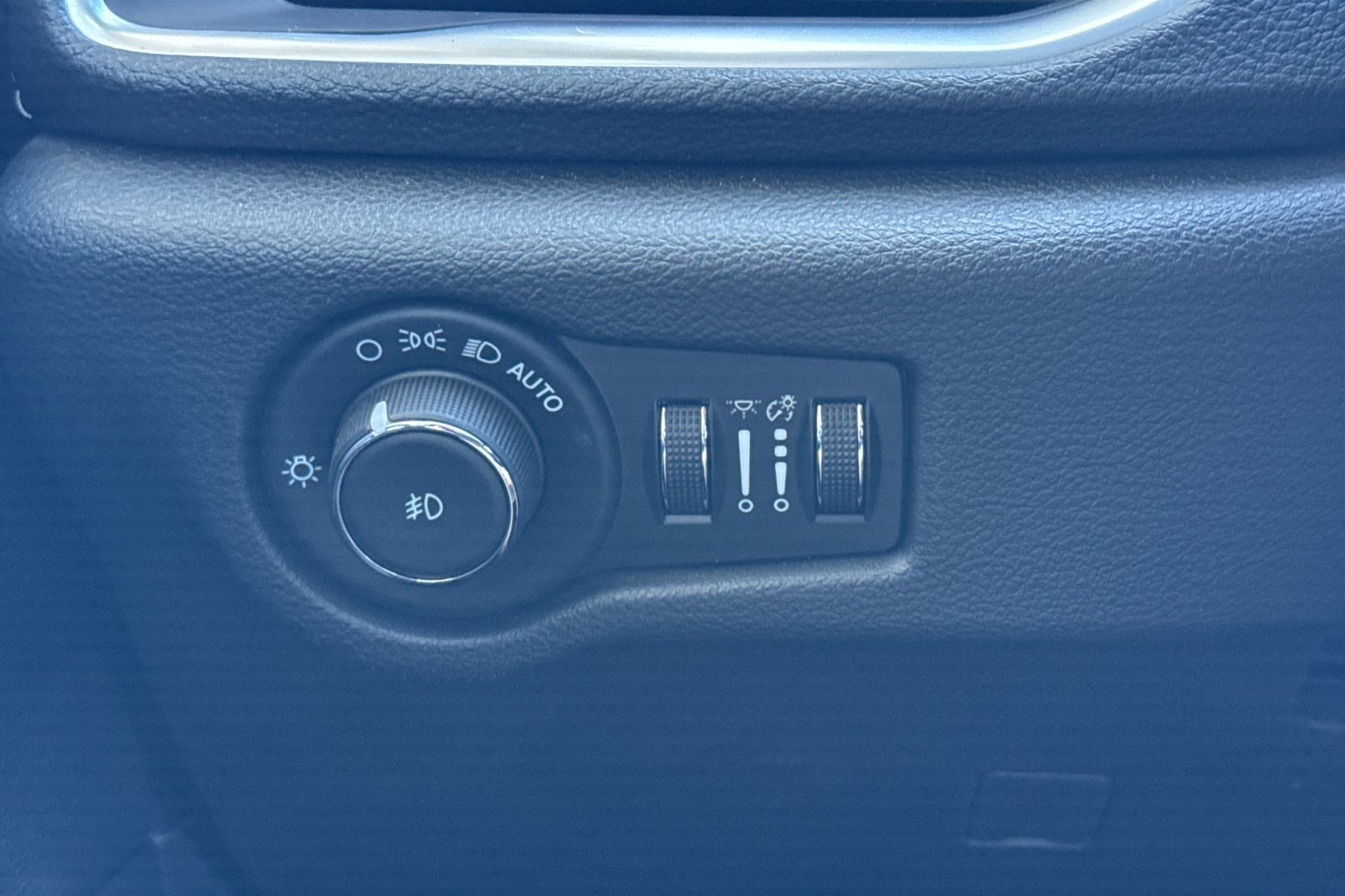 Used 2022 Chrysler Pacifica Limited w/ Uconnect Theater Family Group FWD image 28