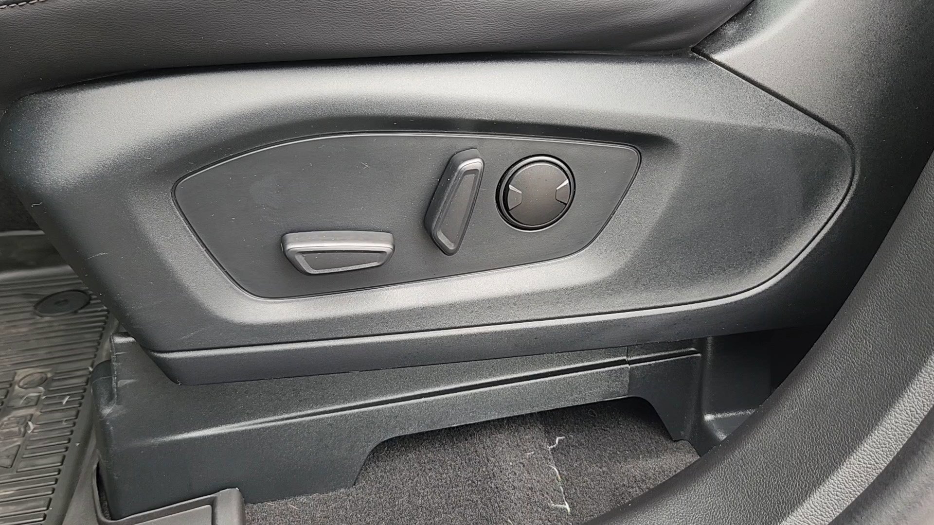 Certified 2023 Ford Explorer XLT w/ Equipment Group 202A image 9