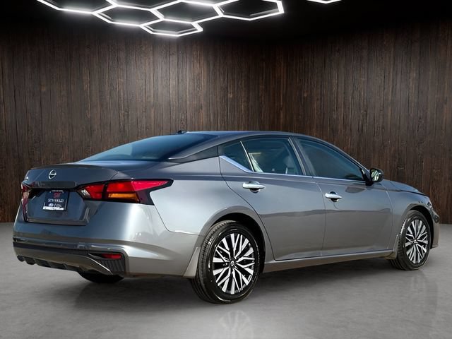 Used 2025 Nissan Altima 2.5 SV FWD image 2