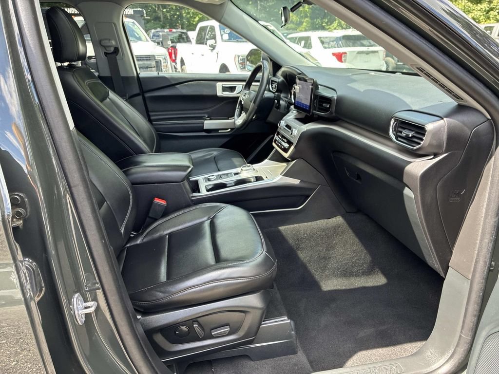Certified 2023 Ford Explorer XLT w/ Equipment Group 202A AWD/4WD image 9