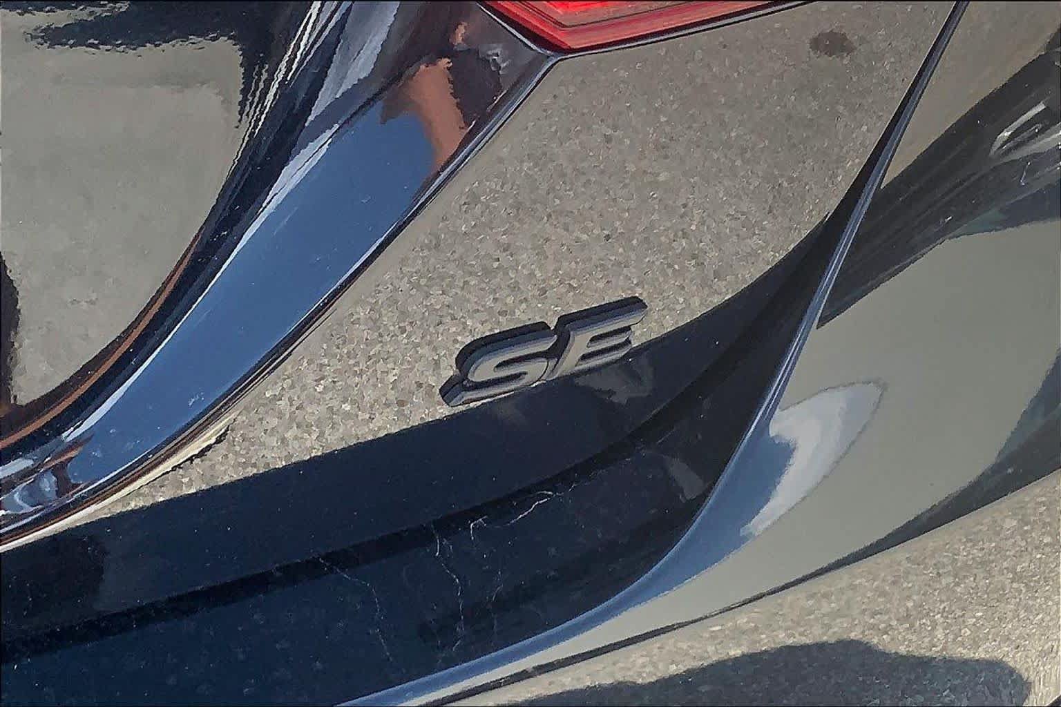 Used 2019 Toyota Camry SE w/ Convenience Package FWD image 10