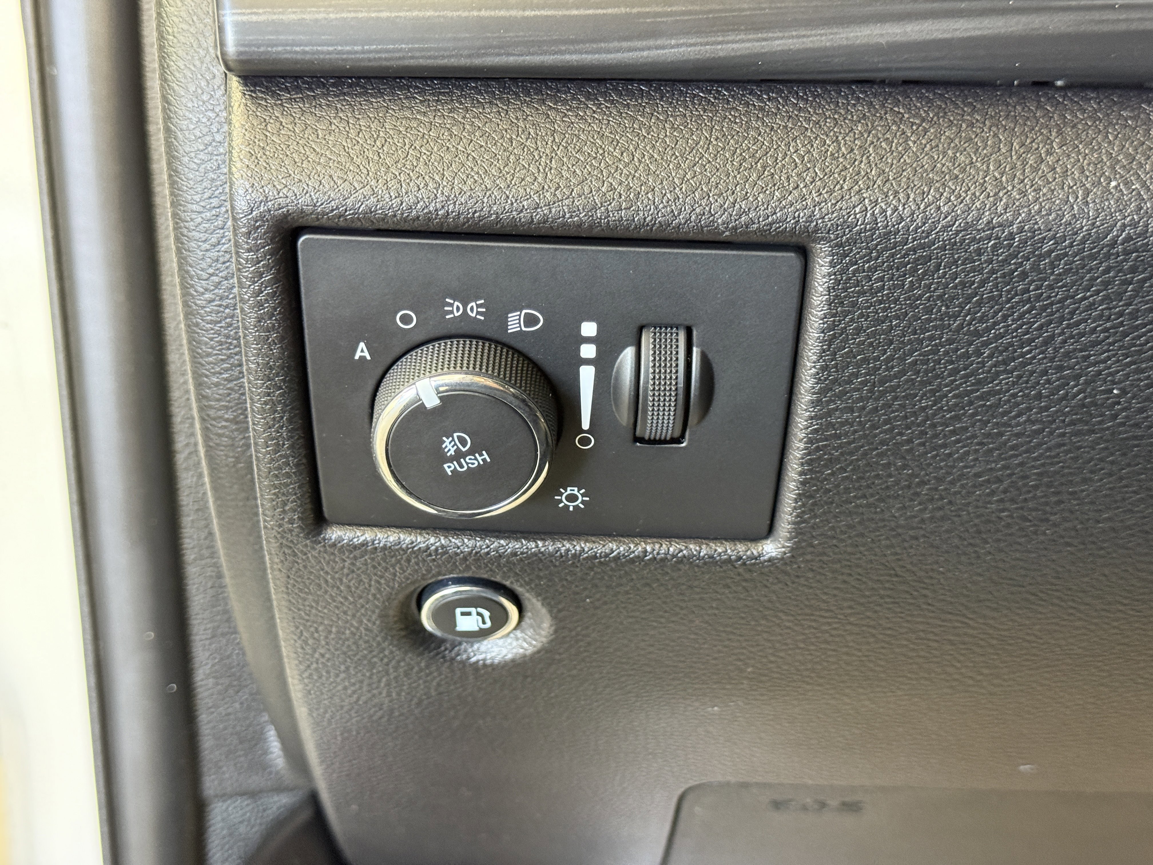 Used 2020 Jeep Grand Cherokee Altitude image 23