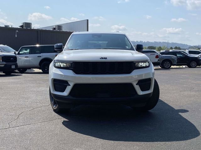 Used 2023 Jeep Grand Cherokee Altitude RWD image 9