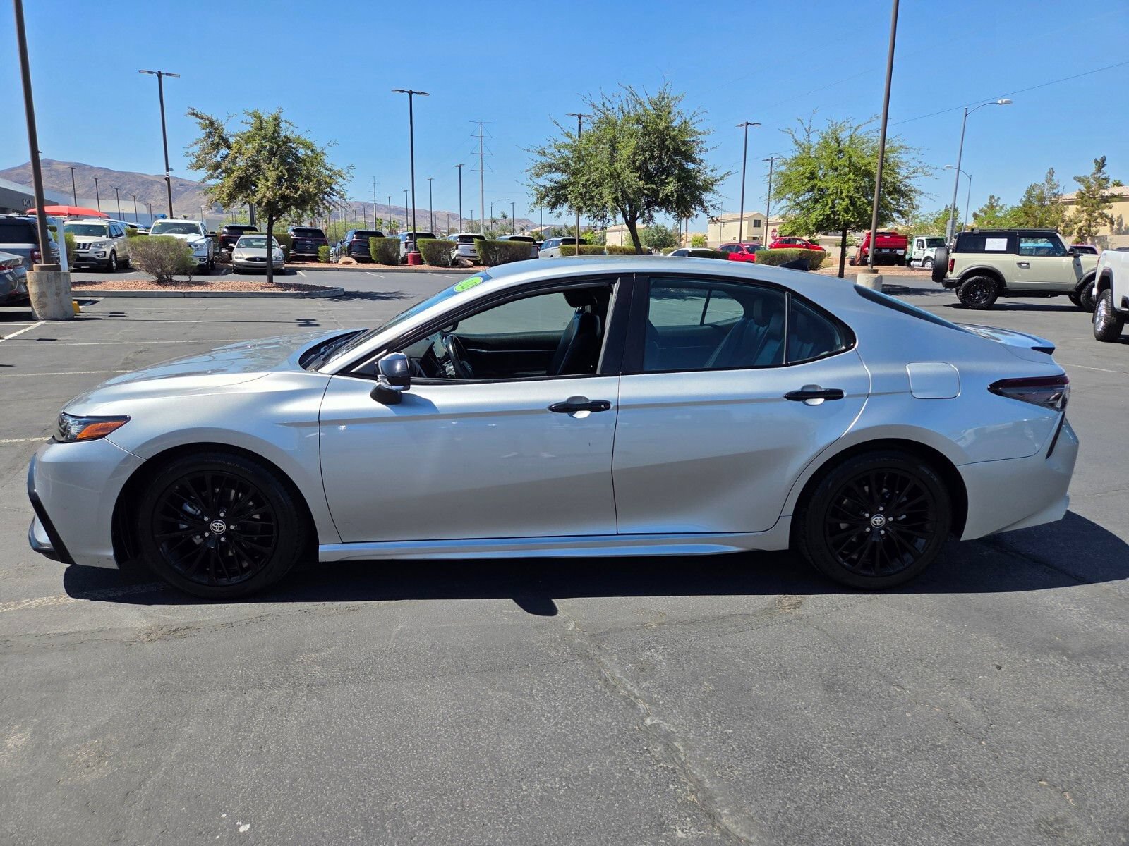 Used 2022 Toyota Camry SE FWD image 3