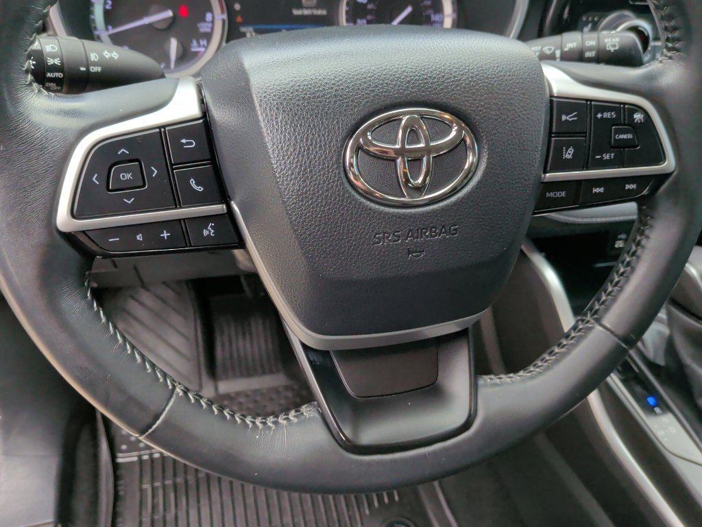 Used 2022 Toyota Highlander XLE FWD image 27