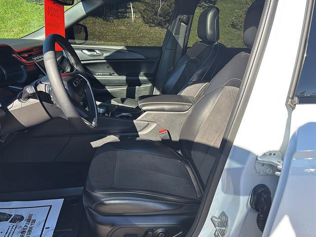Used 2024 Jeep Grand Cherokee L Altitude AWD/4WD image 11