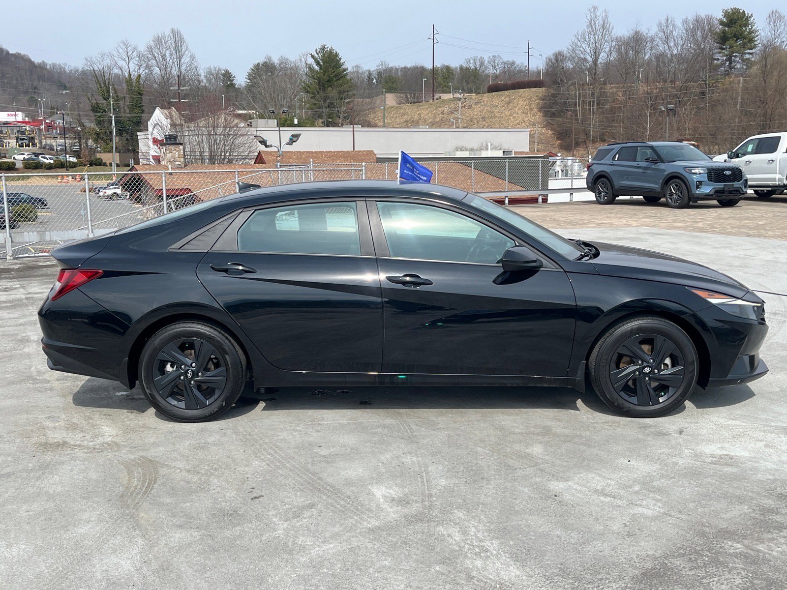 Used 2022 Hyundai Elantra SEL image 2