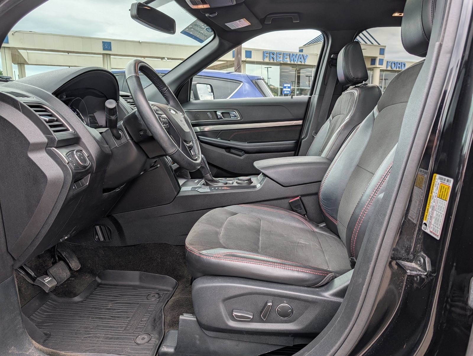 Certified 2018 Ford Explorer XLT w/ Equipment Group 202A AWD/4WD image 15