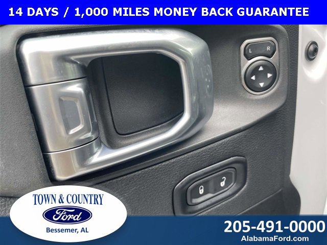 Used 2025 Jeep Wrangler Sahara image 17