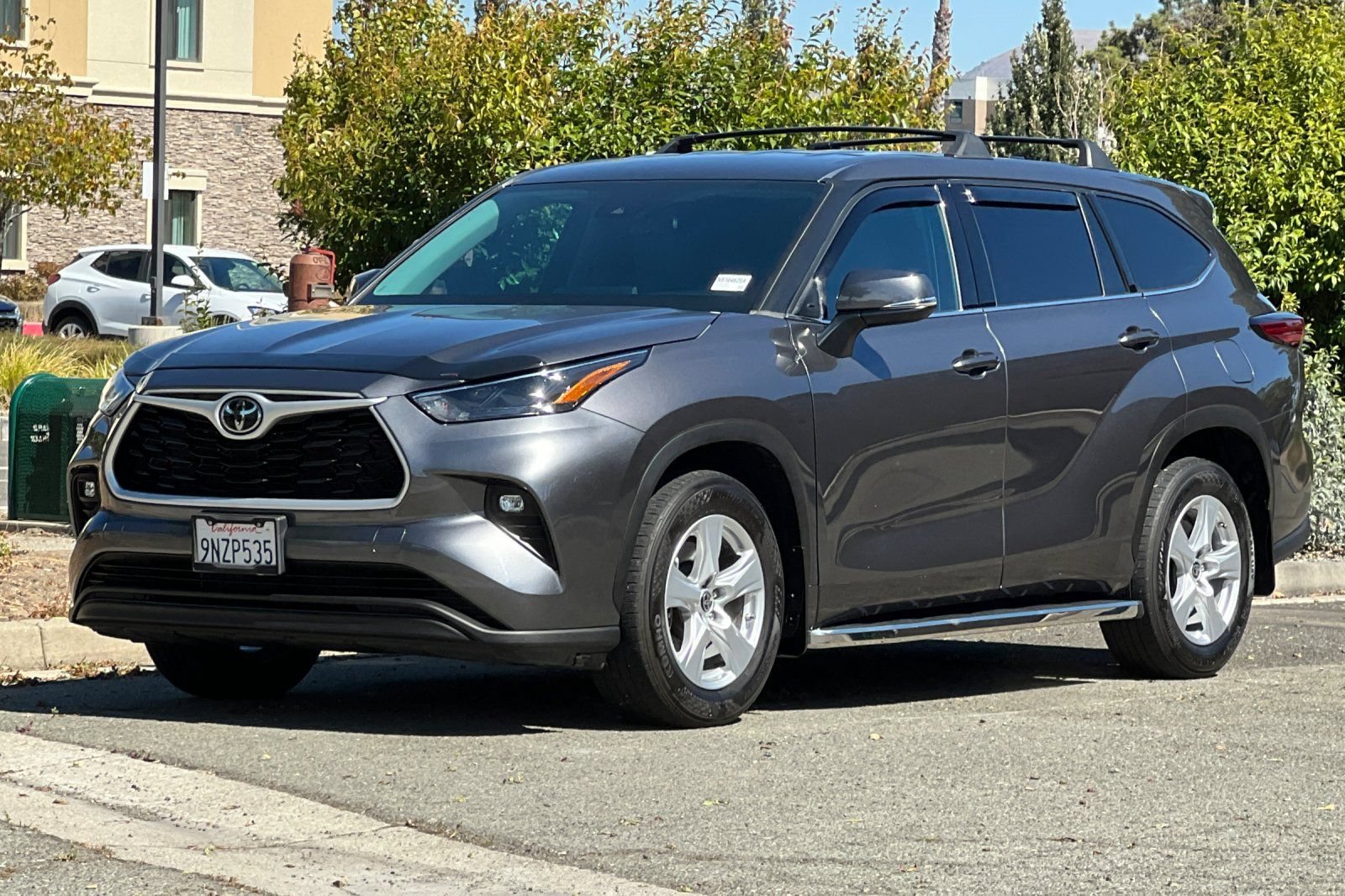 Used 2022 Toyota Highlander LE FWD image 8