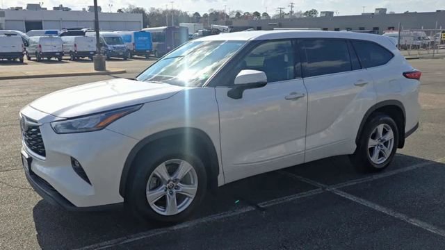 Used 2020 Toyota Highlander LE image 2