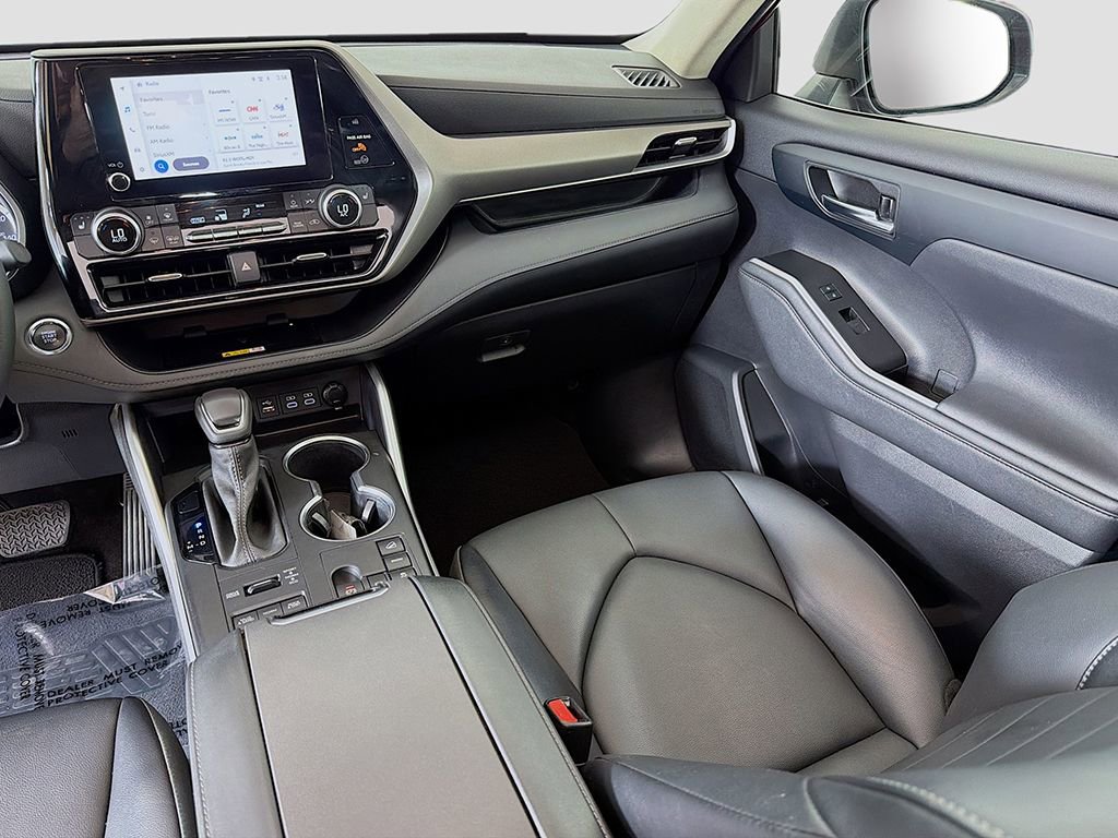 Used 2023 Toyota Highlander XLE AWD/4WD image 29