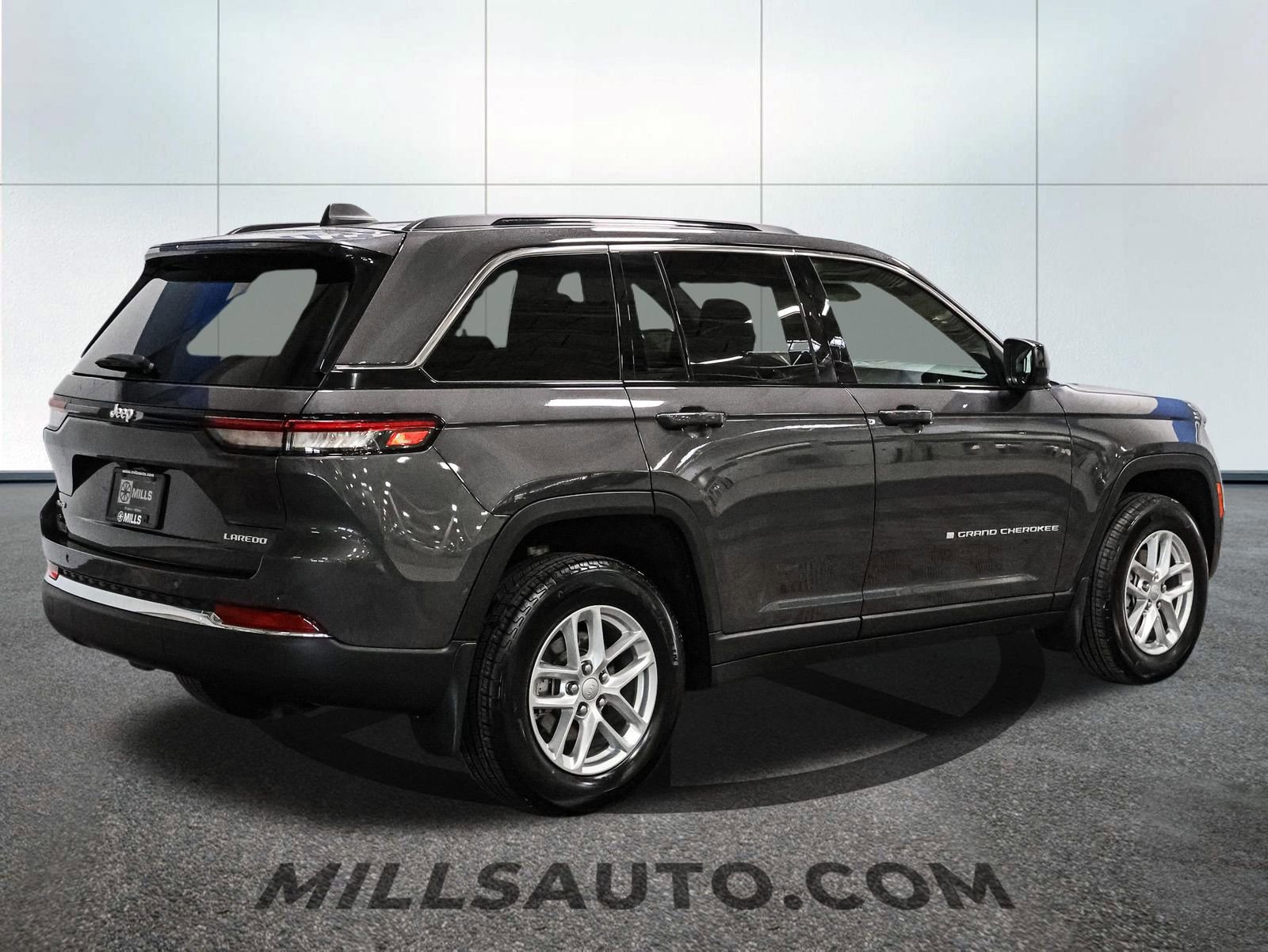 Used 2024 Jeep Grand Cherokee Laredo X w/ Luxury Tech Group I image 6