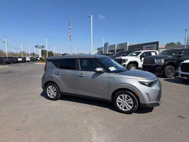 Used 2023 Kia Soul LX FWD image 2