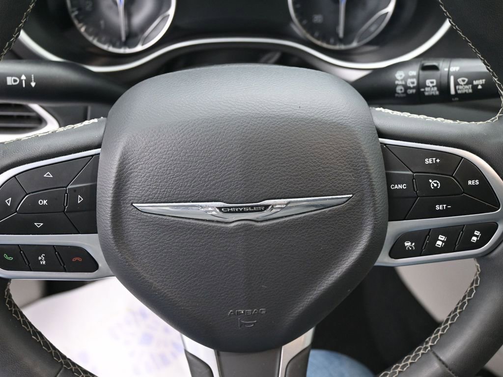 Used 2023 Chrysler Pacifica Touring-L FWD image 19