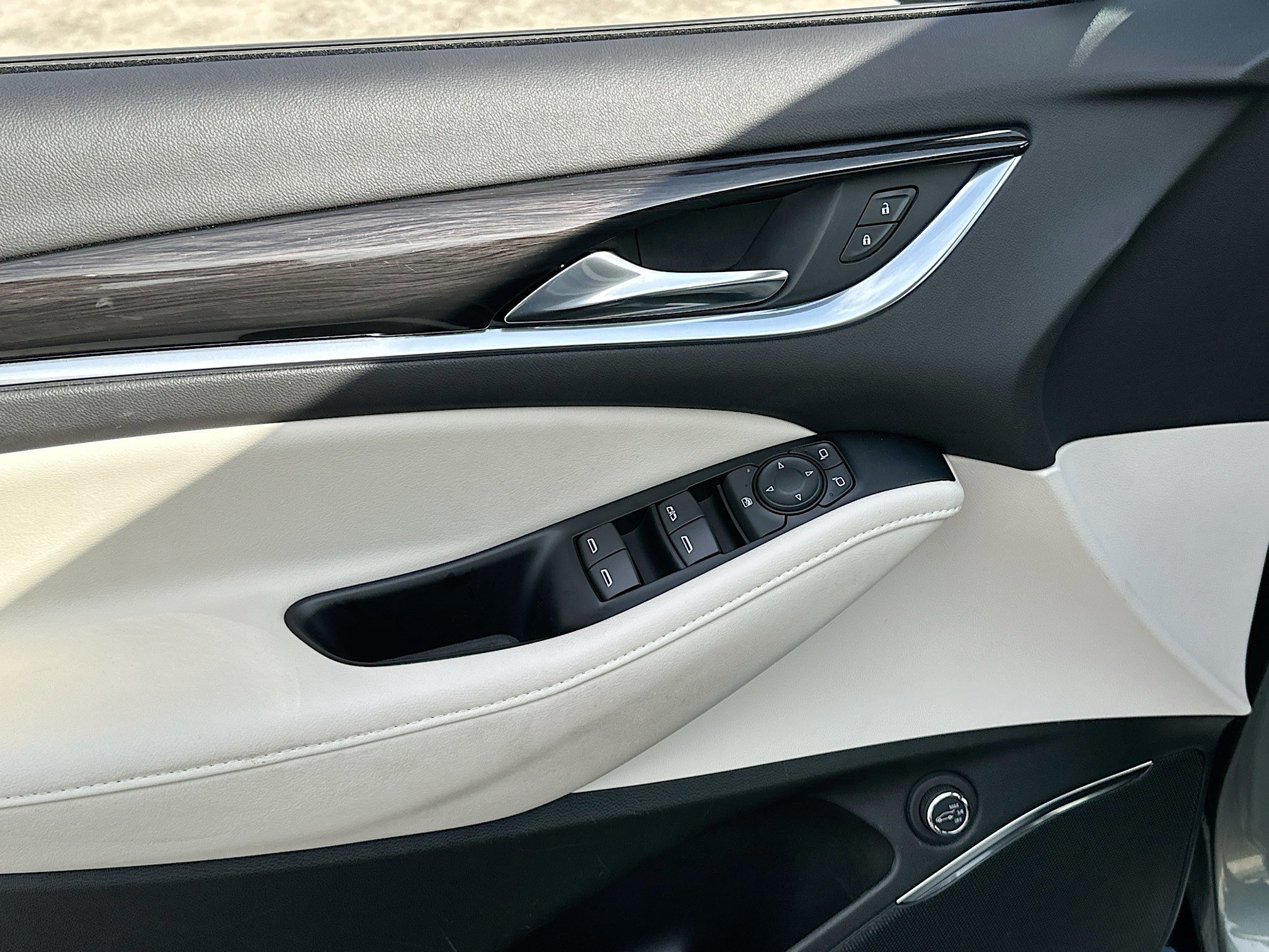 Used 2023 Buick Enclave Essence image 17