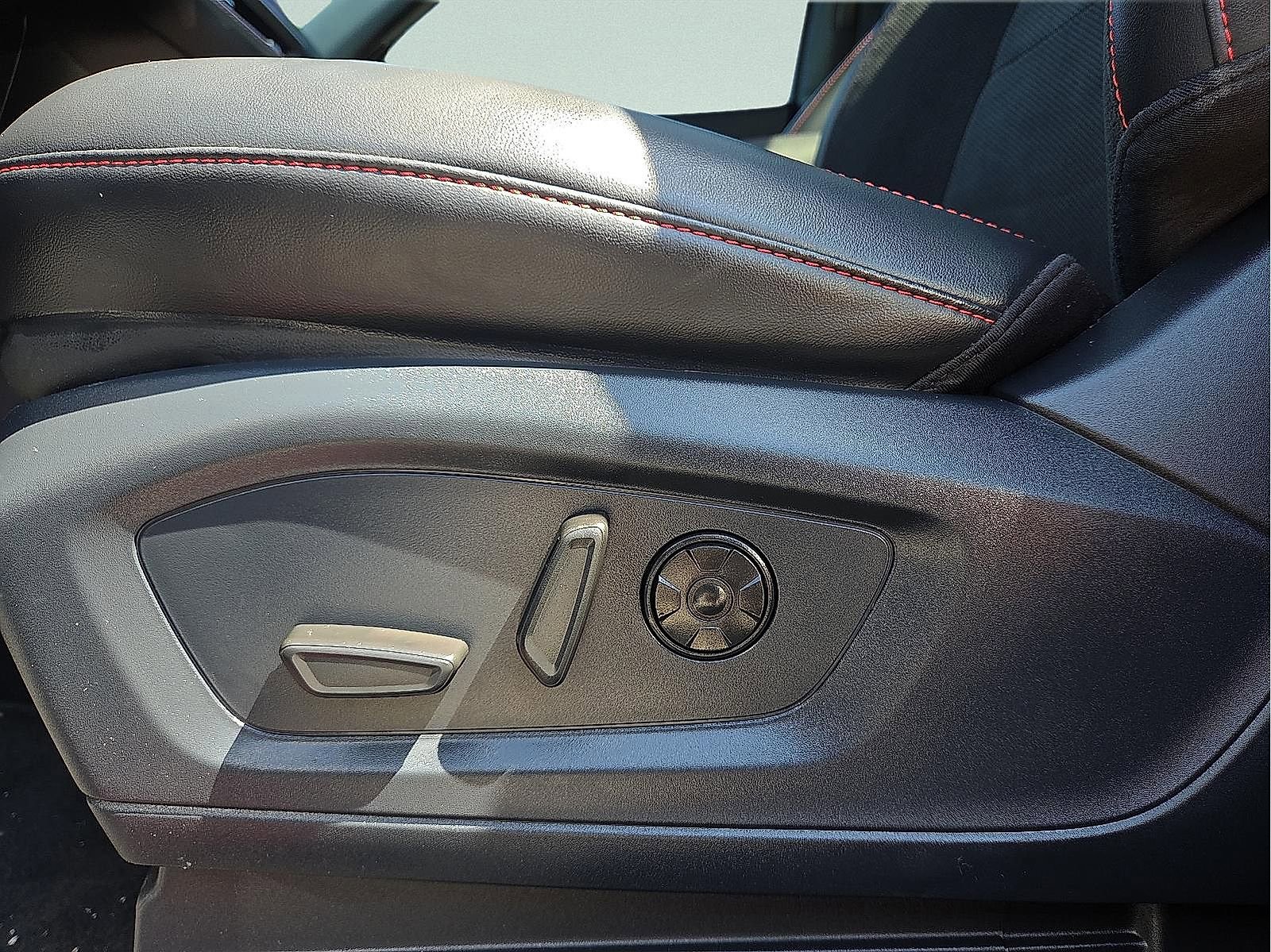 Certified 2025 Ford Explorer ST image 17