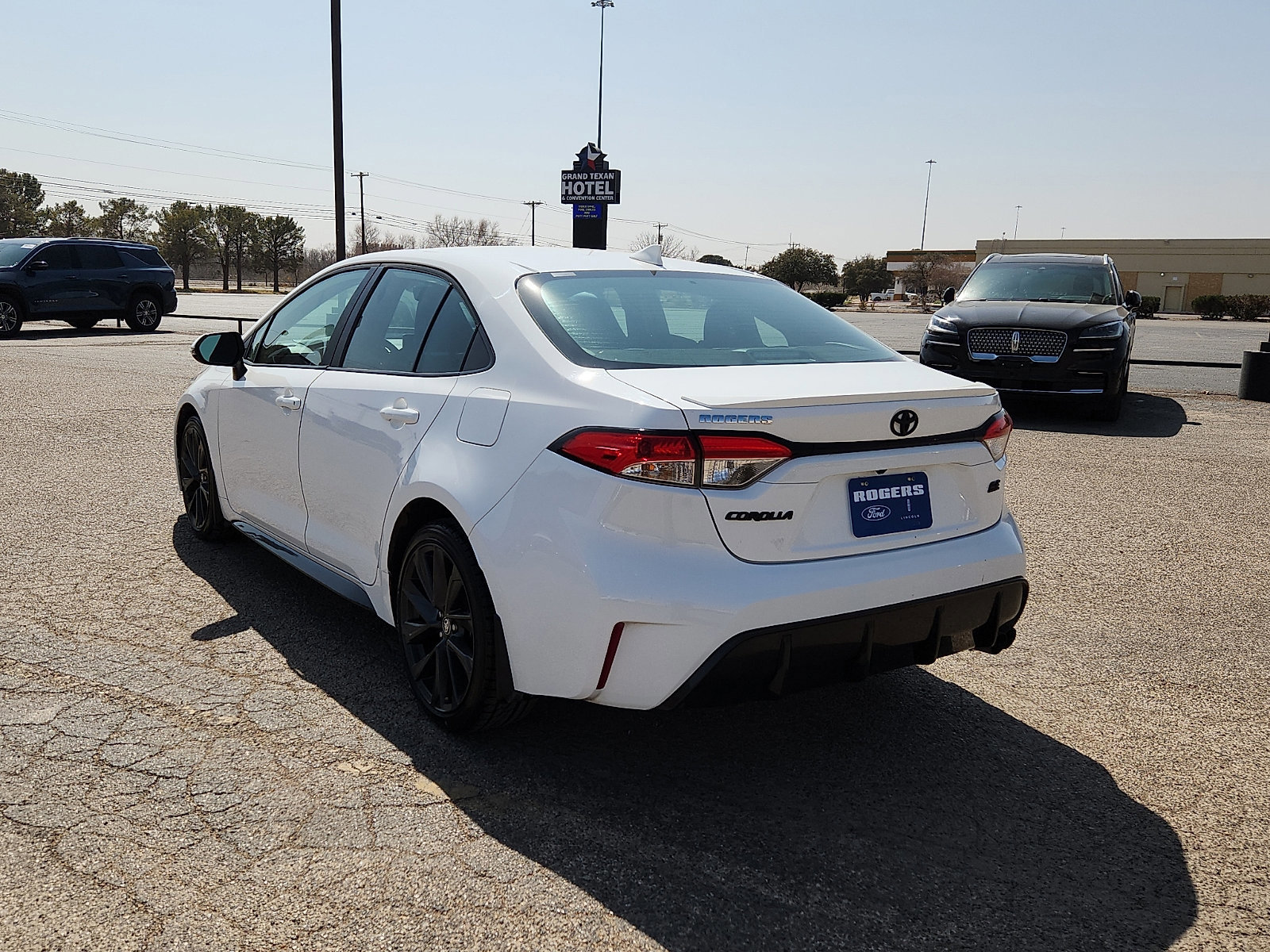 Used 2024 Toyota Corolla SE image 3