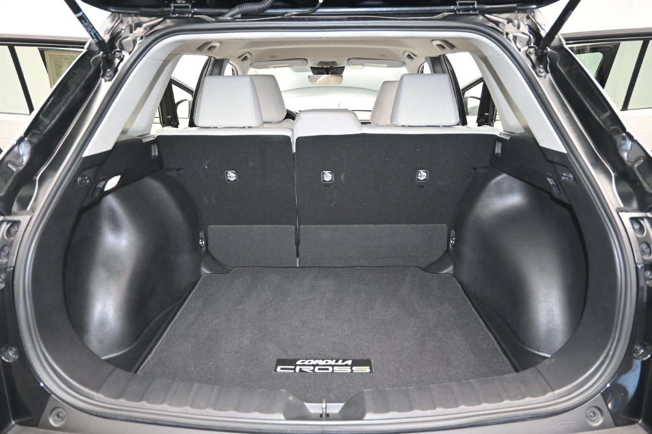 Used 2025 Toyota Corolla Cross LE FWD image 12