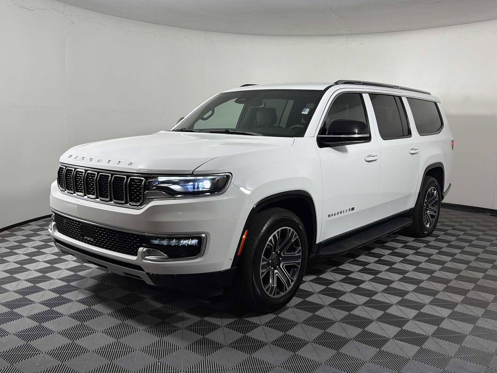 Used 2023 Jeep Wagoneer L Series II AWD/4WD image 3
