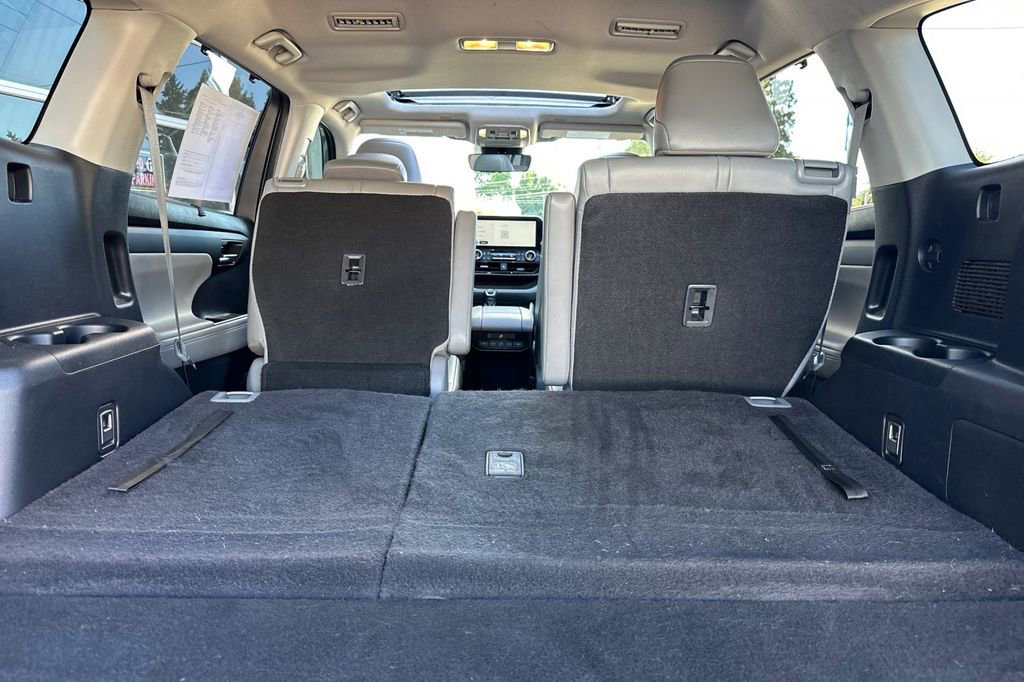 Used 2023 Toyota Highlander XLE AWD/4WD image 12