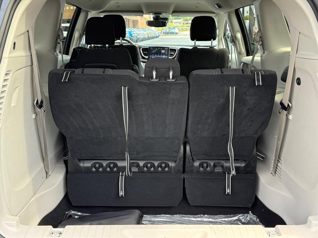Used 2023 Chrysler Voyager LX FWD image 16