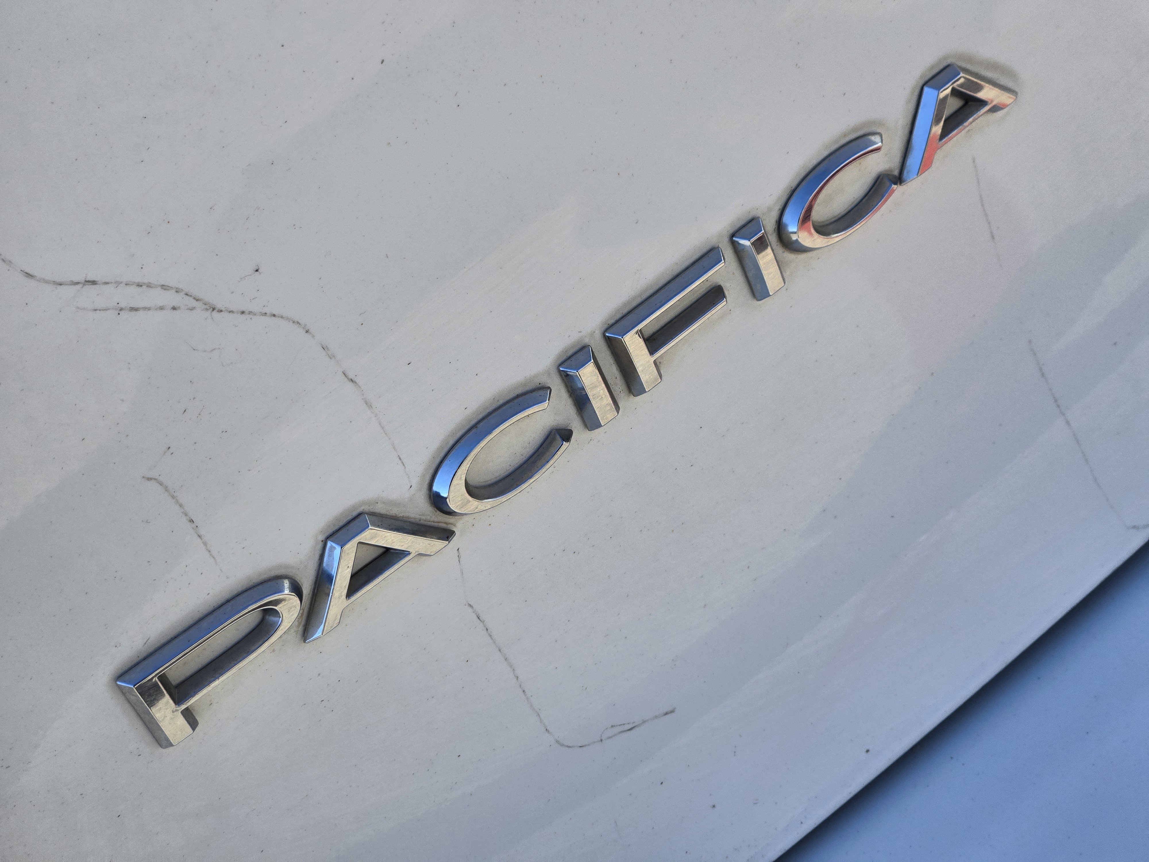 Used 2018 Chrysler Pacifica Touring-L w/ Advanced Safetytec Group image 8