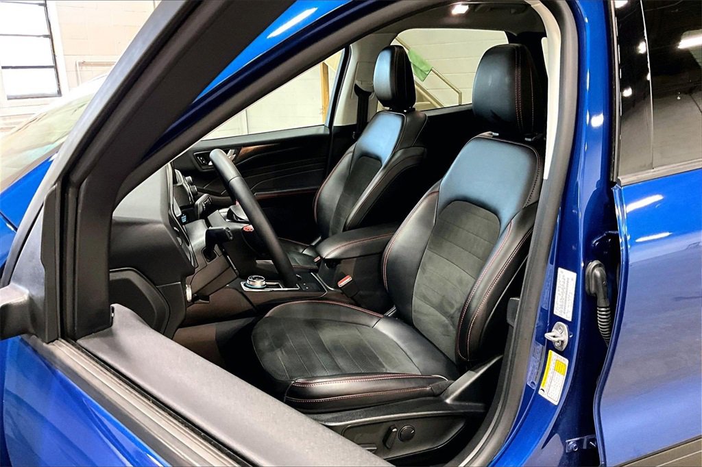 Certified 2022 Ford Escape SEL w/ SEL Stealth AWD Package image 24