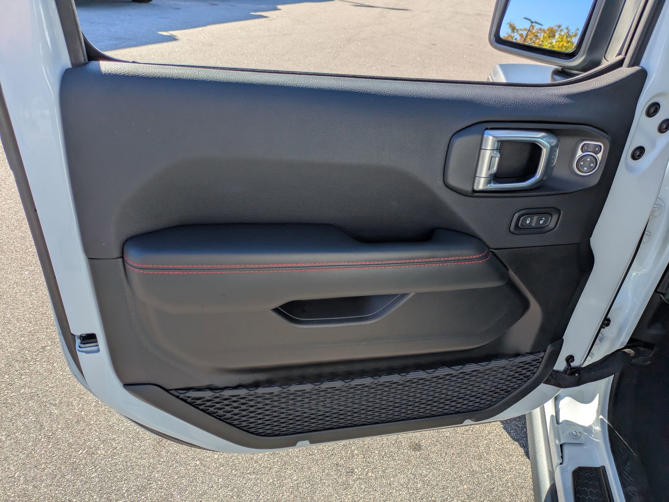 Used 2024 Jeep Wrangler Unlimited Rubicon w/ Capability Package image 16