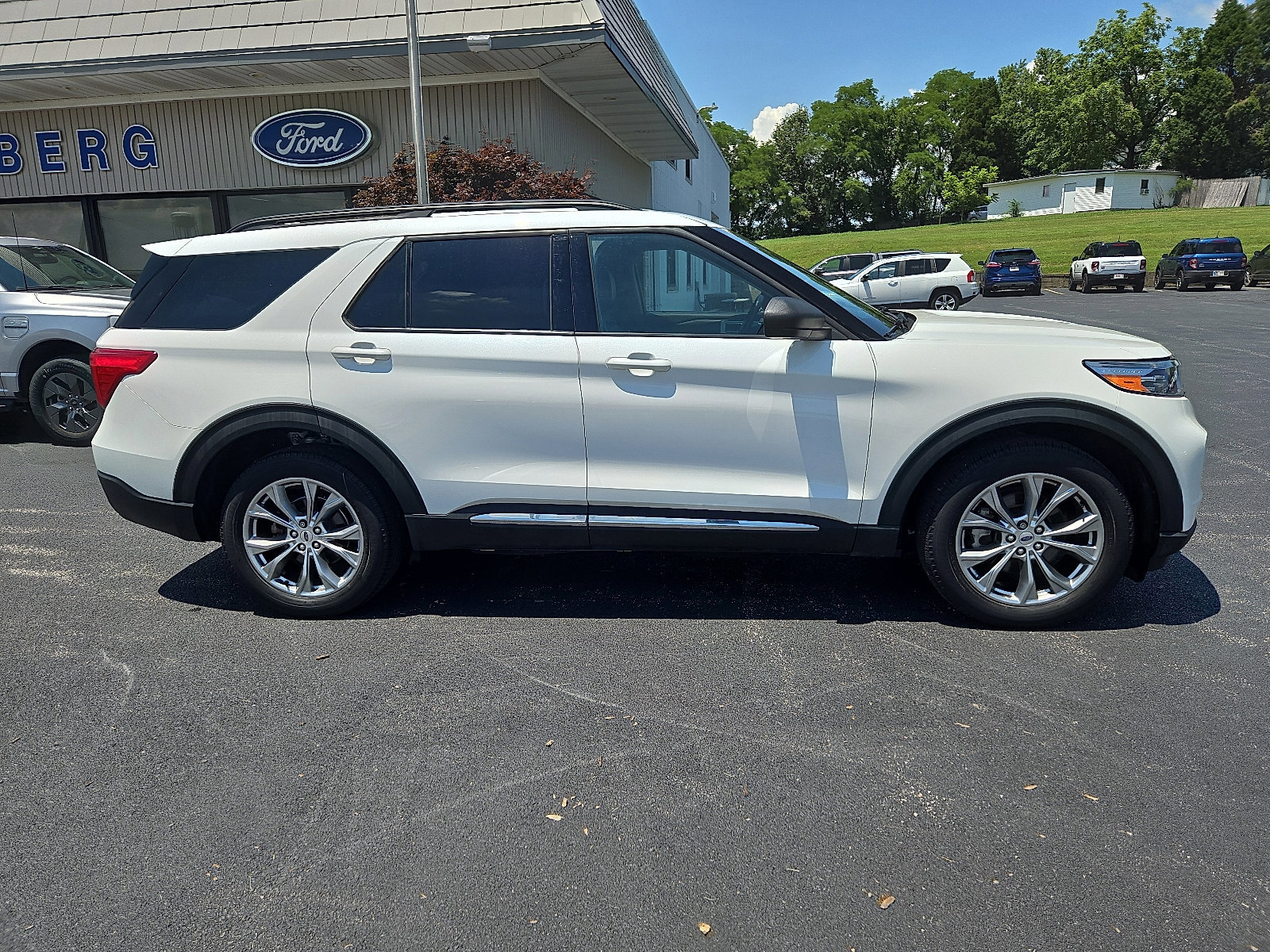 Certified 2022 Ford Explorer XLT w/ Equipment Group 202A image 5