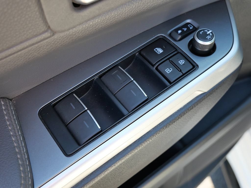Used 2023 Toyota Sienna XSE AWD/4WD image 15