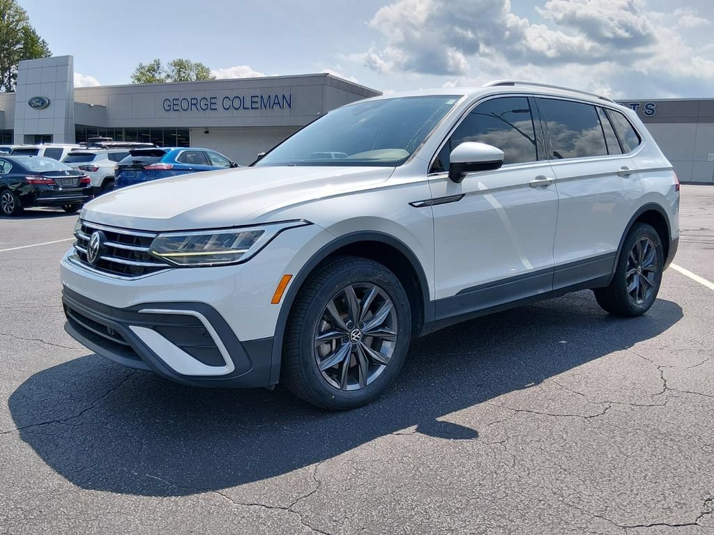 Used 2023 Volkswagen Tiguan SE w/ Panoramic Sunroof Package FWD image 8