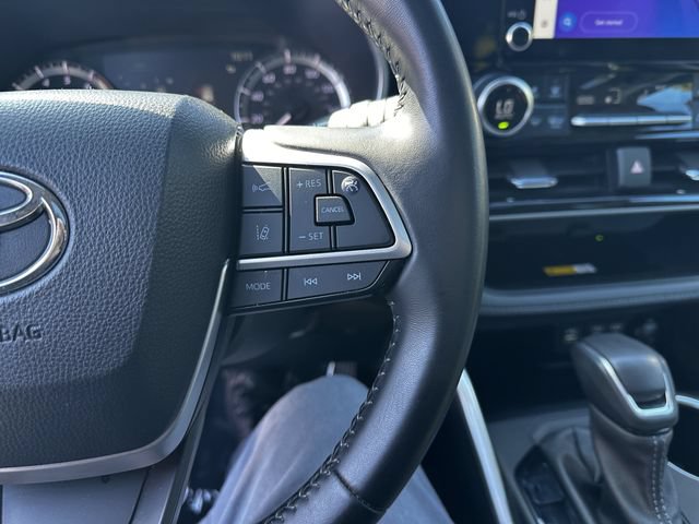 Used 2024 Toyota Highlander XLE AWD/4WD image 27