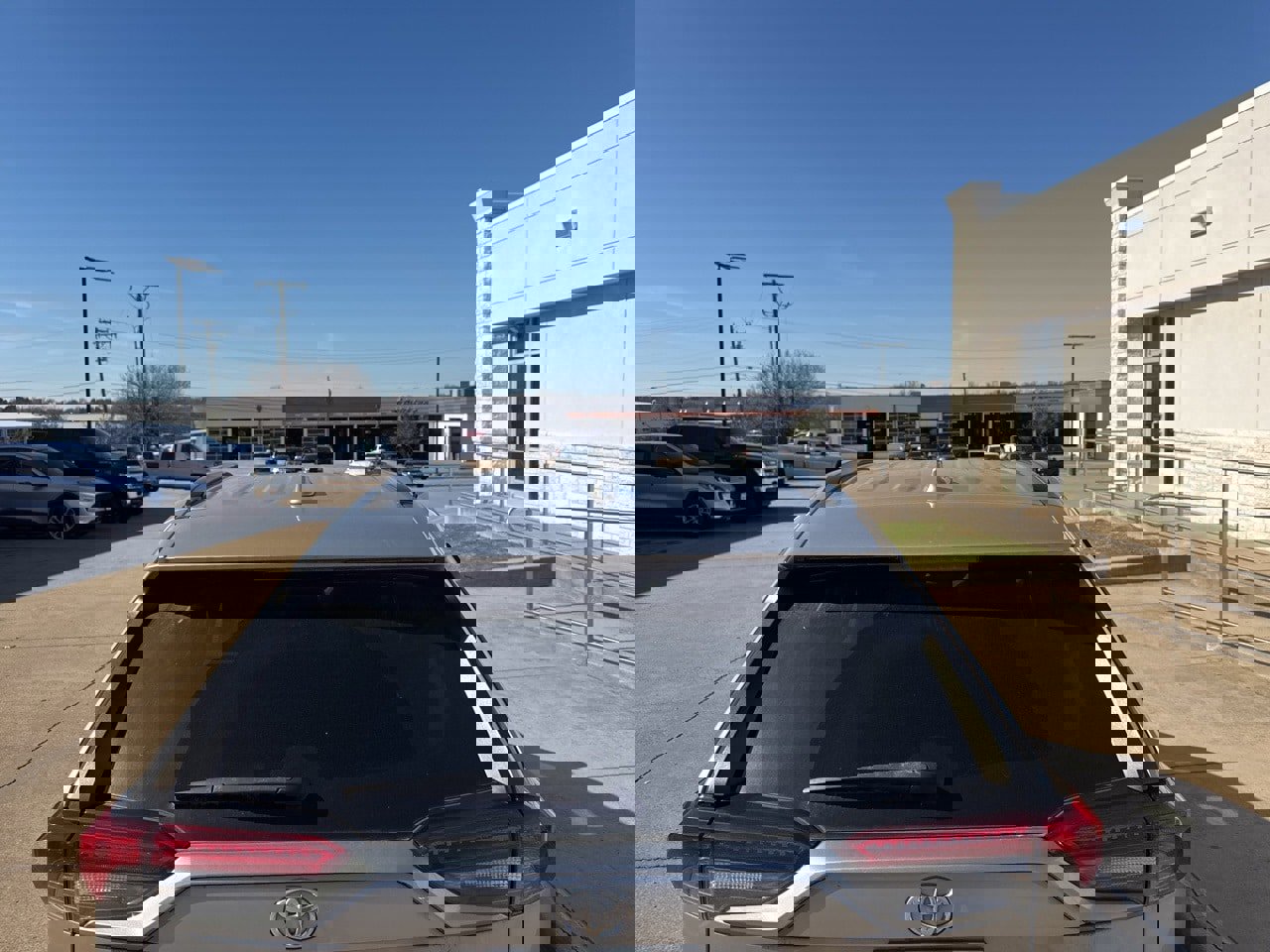 Used 2021 Toyota RAV4 XLE Premium image 5