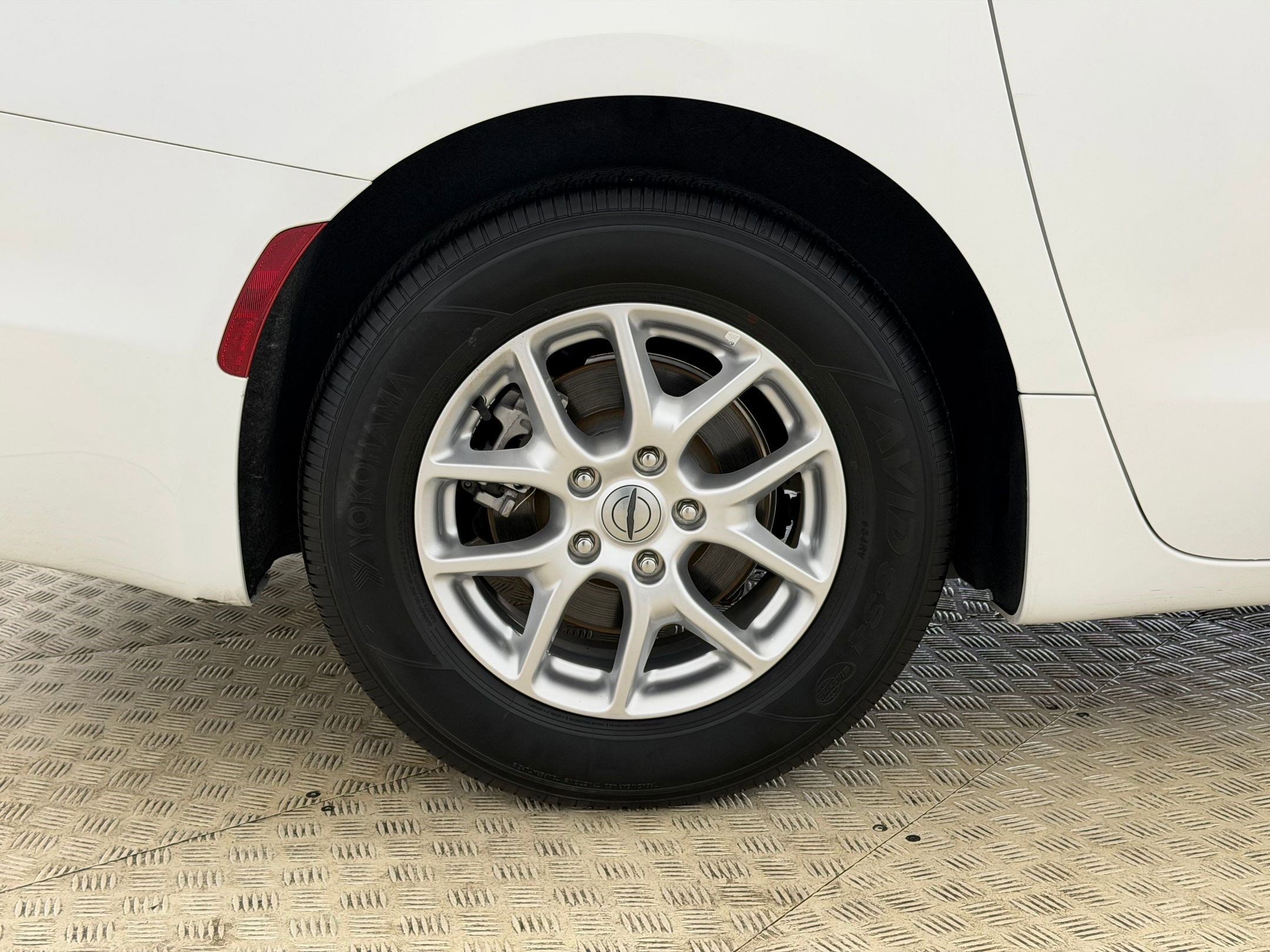 Used 2023 Chrysler Pacifica Touring-L image 7