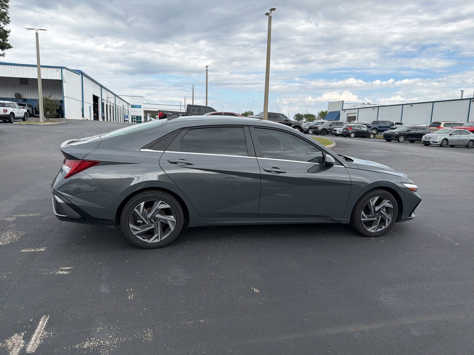 Used 2025 Hyundai Elantra SEL FWD image 4