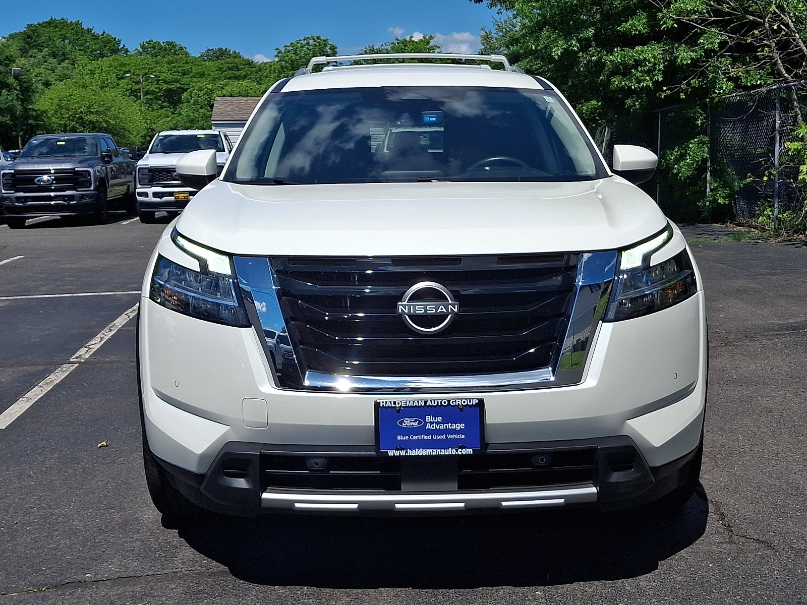 Used 2023 Nissan Pathfinder SL AWD/4WD image 2