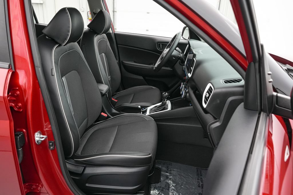 Used 2025 Hyundai Venue Limited FWD image 22