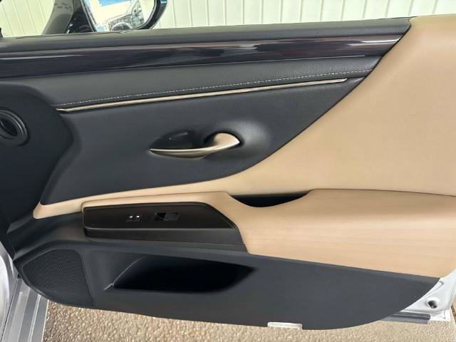 Used 2019 Lexus ES 350 w/ Accessory Package FWD image 17