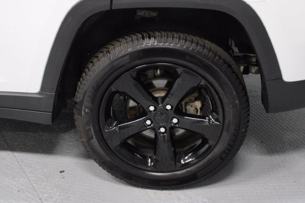 Used 2023 Jeep Grand Cherokee Altitude AWD/4WD image 18