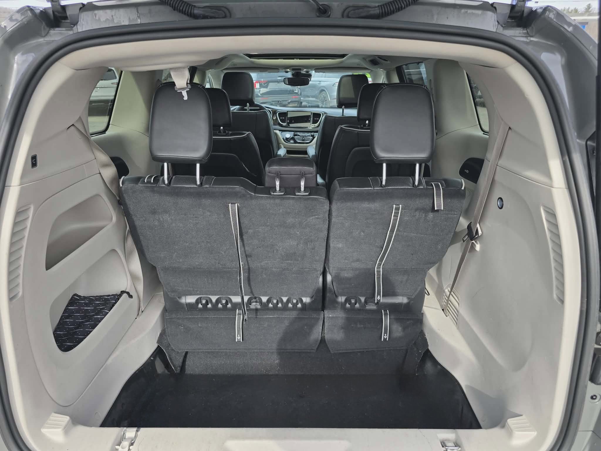 Used 2023 Chrysler Pacifica Limited FWD image 5