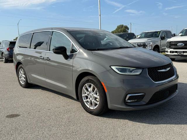 Used 2025 Chrysler Pacifica Select FWD image 8
